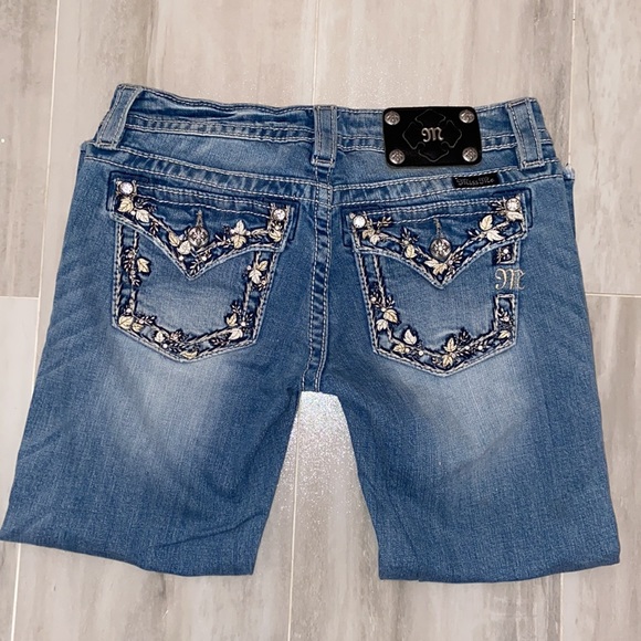 Miss Me Light Blue Wash Signature Rise Capri, Raw Hem 26x22, EUC, $119 MSRP - Picture 4 of 12